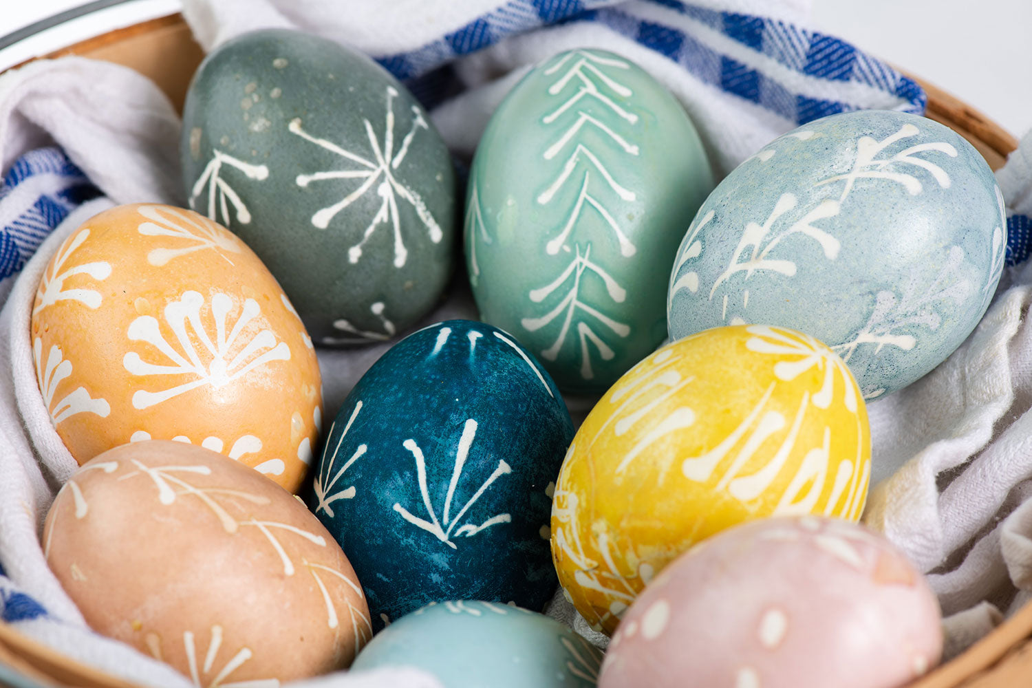 How to Naturally Dye Easter Eggs